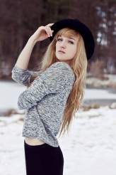 allana model: Nicole

Łapałyśmy prawie że wiosenne słońce w zimowej scenerii ;)

zapraszam na fb:
http://www.facebook.com/AllaCzarneckaPhotography