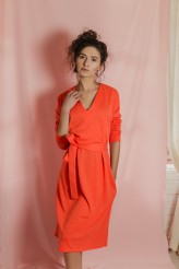 Skwarkowawear Sukienka uszyta z dzianiny swetrowej, w kolorze pomarańczowym. Posiada kieszenie oraz pasek do przewiązania w talii.