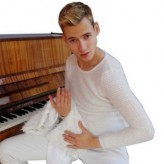 CharlieHandsomer Zdjęcie przy pianinie