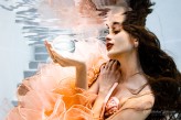 Muciek Zatrzymać chwilę, wstrzymać oddech.
 Fotografia Podwodna
 
 Modelka:
https://www.instagram.com/just.alice.from.neverland