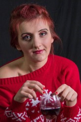 Jusia_Ruda Zimowo-świąteczna stylizacja z profesjonalnym makijażem oraz czerwonym winem jako rekwizyt :)