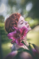 BeataJakubas Retro portret , kobieta , stare obiektywy , kobieta i kwiaty 
