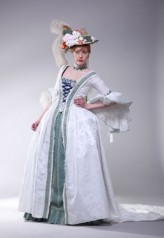 costumes-for-sale                             suknia z białego żakardu, z błękitnymi dodatkami, zdobiona koralikami i koronką            