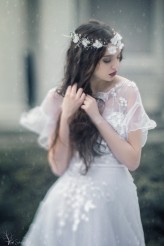 dorth30 Model: Daria Dąbrowska 
Mua: Ola Walczak 
Dress: Salonik Freya 
Wreath: Lola White 
Plener Winter z Dream On Plenery Fotograficzne