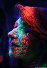 Barnaba_Szcz Alicja portret z pigmentami w świetle UV