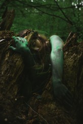 Liadine W ciemności lasu rodzi się Nowe

Więcej z tej serii na: @liadine_gossamer 