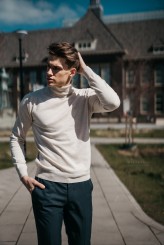 oli_sobczyk Sesja zdjęciowa Fashion w Holandii w beżowym swetrze typu golf z sieci Bytom oraz spodniach garniturowych z sieci Zara. 