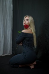 Piotr937 Miejsce: Studio-Atelier, Rozbórz, 2025
Pracownia fotografii studyjnej - własna. Scenografie i ustawienia autorskie.
Modelka:: Karina, IG: @k.czerniecka
Osoby zainteresowane podobnymi sesjami zapraszam do kontaktu – IG: @haditpk
