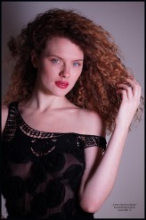 DeWavrin Czarne różyczki na sukience... 
stylizacja i fotografia Krzysztof hrabia Lechicki