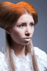 midi7                             Kosmos
mua&hair&stylist: Honorata Pietrzak
mod: Karolina
fot: Quatro Studio: Emil Kołodziej            