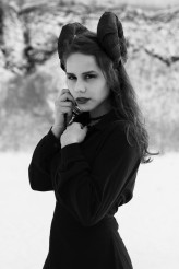 Distracted Modelka: Gloria Stacherczak

http://thecrystaleyes.blogspot.com/2016/01/16-stillness-is-burn.html

