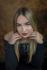Piotr937 Miejsce: Studio-Atelier, Rozbórz, 2025
Pracownia fotografii studyjnej - własna. Scenografie i ustawienia autorskie.
Modelka:: Karina, IG: @k.czerniecka
Osoby zainteresowane podobnymi sesjami zapraszam do kontaktu – IG: @haditpk
