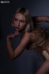mona_kowalczyk                             Fotograf: Adrianna Sołtys
Modelka: Wiktoria Łata
Stylizacja i make-up by me            