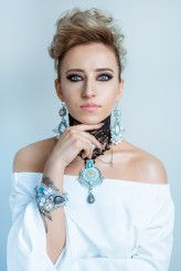 maris Fot: Mariusz Miśkiewicz
Model : Ola
Make-up: Anita Kowalik 
biżuteria : Magia Soutache