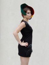 flisagata czarna sukienka z nakryciem głowy