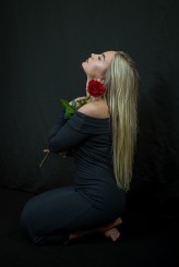 Piotr937 Miejsce: Studio-Atelier, Rozbórz, 2025
Pracownia fotografii studyjnej - własna. Scenografie i ustawienia autorskie.
Modelka:: Karina, IG: @k.czerniecka
Osoby zainteresowane podobnymi sesjami zapraszam do kontaktu – IG: @haditpk
