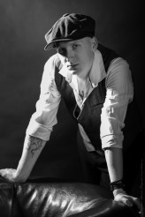 MagdalenaBlachuta sesja męska studyjna z wężem z pytonem portret męski akt męski nagość męska sesja męska studio