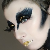 igasapcio Makijaż Black and gold, wykonanie farbami do ciała, kosmetykami oraz płatkami złota.