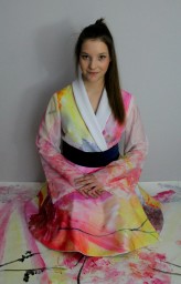 OlaHalagiera Kimono 
Pomysł na wykonanie projektu nasunął się samoistnie. Wybór padł na moją wizję kimono, które idealnie pasuje do stworzonej tkaniny. Jest to nietypowe kimono, przypominające płaszcz. Taki był mój zamysł, aby realizacja przypomina