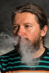 wojtek_mint Portret Rudolfa Robaka wypuszczającego dym nosem.