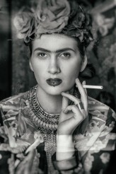 GabaGaba Frida: Kasia Ojcumiła Kaczora

Stylizacja: Gaba Gabriela Porabik / Gabriela GABA Porabik - Stylista

Foto, makijaż, fryzura: Magda Moniczewska Moniczewska Creative Make Up