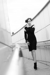 Standupfashion Mała czarna w nowoczesnym wydaniu, projekt sukienki - Małgorzata Salamon, włosy, makijaż, stylizacja - Ewa Witczak