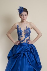 kama-ostaszewska Suknia koncertowa z koronkami na siatce i bogato drapowanym dołem z barokowym kuprem. 

Model: Marina