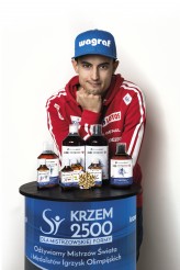 martamiszkiewicz Zdjęcie reklamowe Macieja Kota z suplementami diety firmy Emir Company