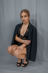 Piotr937 Miejsce: Studio-Atelier, Rozbórz, 2025
Pracownia fotografii studyjnej - własna. Scenografie i ustawienia autorskie.
Modelka: Zuzia D.  
Osoby zainteresowane podobnymi sesjami zapraszam do kontaktu – IG: @haditpk
