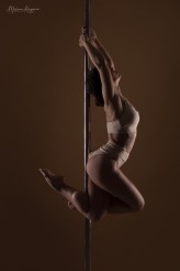 Zsuzsanna Fot. https://www.instagram.com/poledancephotography/