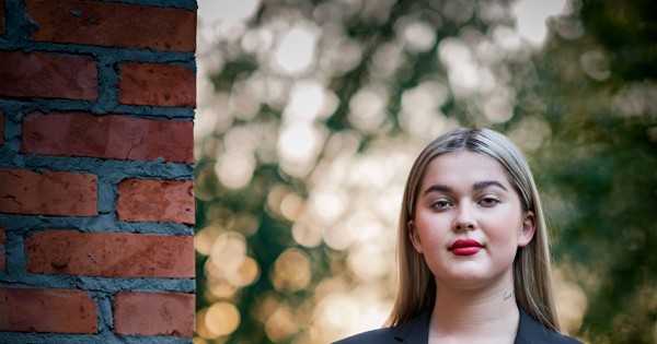 maxtul attitude写真集 Bluza krótka z kapturem Ola Voga Cindy brązowa - Madam Rock