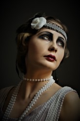 MakeUpYourMind Temat : Roaring Twenties czyli lata 20te
Modelka : W. Olczyk 
Wersja wieczorowa  - suknia, biżuteria, clapet- bandeau ( opaska)  wykonane ręcznie 