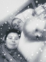 Katsu Rodzinna fotografia, ośnieżona bielą śnieżnego puchu. 