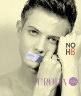 matiasz19 http://www.uroda.com/wydarzenia/kampania-przeciw-homofobii-noh8
__________________________
http://www.metrosexualni.pl/index.php/polecamy/500-gwiazdy-w-kampanii-no-h8.html

