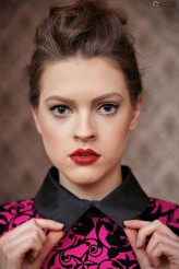 kszompa MUA: Izabela Jeziorska
Hair: Look Kosmetyka
Kreacje: Ewa Kyrcz Luxury&Art Fashion
Miejsce: Hotel Fajkier Wellness & SPA
Foto: Grzegorz Maciąg 