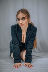Piotr937 Miejsce: Studio-Atelier, Rozbórz, 2025
Pracownia fotografii studyjnej - własna. Scenografie i ustawienia autorskie.
Modelka: Zuzia D.  
Osoby zainteresowane podobnymi sesjami zapraszam do kontaktu – IG: @haditpk
