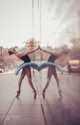 Sonnenschine Nathalie Sonnenschine in her project „Ballerina and the City” presenting juxtaposition of pure beauty such a s ballet with all beauty and dirt that city offers

Photos by Anna Starkey