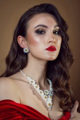 Kklaudia36                             Modelka: Aleksandra Hyra
Make-up: Anna Hetmańczyk-Kaczyńska
Fotograf: Magdalena Zimnik
Styl: Katarzyna Długosz
Biżuteria: Agnieszka Kloc            