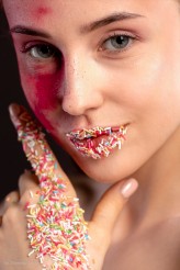 CamilleArtist Fot. Dominik Lichota 
Makijaż do sesji Beauty z użyciem cukierków , lizaków i innych słodkości.