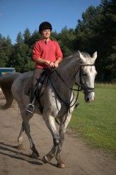 flicka podczas treningu na koniu o imieniu Floryda