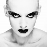 seba_stian                             Mod: Ewelina Niszczak
Make up: Anna Tomaszewicz (PinkStudio)            