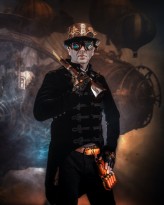 PolaPavlac Tom jako steampunkowy Sherlock Holmes – detektyw o nieprzeciętnym umyśle i stylu.

Na zdjęciu dark_madness__ (inst)