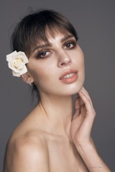 anetafabijanska                             Warsztaty Portret Beauty
W wypadku tego zdjęcia od siebie dorzuciłam kwiatek. Światło wg setupu prowadzącej :) 
Organizator 
Atelier portretu oraz Studio5  
Modelka Julia Marchak
Wizaż Anna Ciesielka 
            