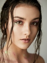 Marlen22 Szkoła wizażu: Szkoła Wizażu i Stylizacji Artystyczna Alternatywa
Mua: Kamila Pilch
Photographer: Emil Kołodziej
Sesja inspirowana światem brokatu w makijażu glamour 