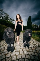 skajres 10/25. 
Ekipa : Fotograf / Adam Slowikowski  Stylistka Projektantka / Paula Łukasiewicz
Makijaż/Włosy / Iwona Jędrzejak
Pudle  /Lovexplosion FCI Standard Poodle Kennel Karolina Wieczorkowska Karolina Wieczorkowska