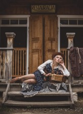 poppy                             WILD WEST FASHION, którą możecie obejrzeć w
PICTON MAGAZINE JULY 2019 N188

Fot. Ernest Łaciński
Mua&Hair&Styl: Małgorzata Wolska || malgorzataubiera.pl
Mod. Justyna Kabacińska || POPPY            