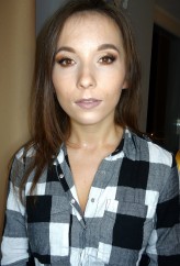 Martyna_Zatka_Make_Up                             Złoto i miedź w romansie z brązami. Dominuje błysk widoczny we włosach i na dekolcie. Na ustach pomadka w zimnych tonach.            