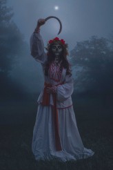 Angeluscustos asiekshots


 Często pełnią także funkcję strażników, chroniących określone terytorium (np. ostępy leśne, akweny wód lub rzek). Takie demony najczęściej przedstawiano w postaci pół ludzkiej i pół zwierzęcej. 