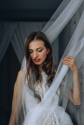 Piotr937 Miejsce: Studio-Atelier, Rozbórz, 2025
Pracownia fotografii studyjnej - własna. Scenografie i ustawienia autorskie.
Modelka: Justyna K.  
Osoby zainteresowane podobnymi sesjami zapraszam do kontaktu – IG: @haditpk
