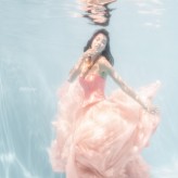 arf Sesja podwodna z sukienkami Patrycji Kujawy. Modelka Daruszka